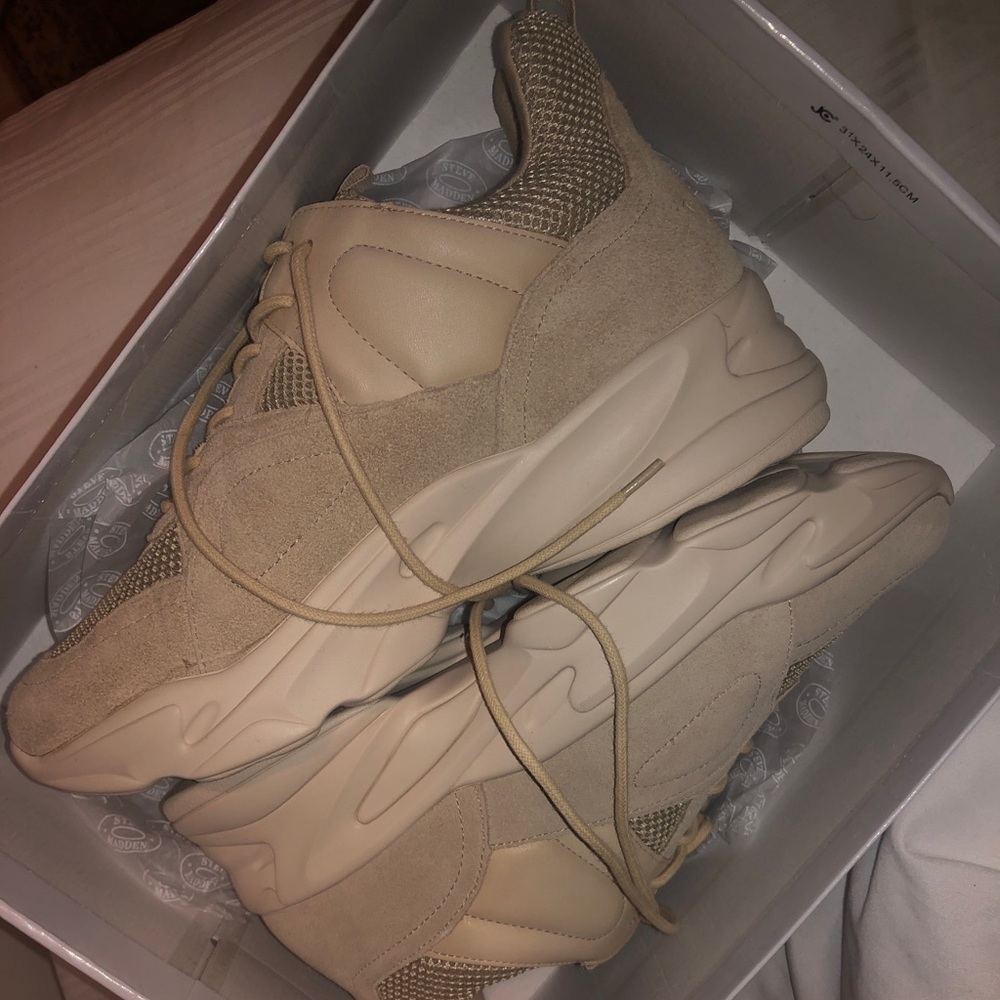 Steve Madden tan shoes